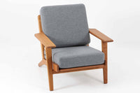 北欧家具を代表するソファ『GE290』です。現在リプロダクト品が販売されていますが、こちらは本物です。元々はベッド会社であるGETAmA社ならではのコイルスプリングが内包されたクッションの座り心地は、弾力があり心地良く、読書や映画などのリラックスタイムに最適です。立ち上がる際も適度なはね返りがあるので、動く時に億劫になる事はありません。Hans J.Wegnerならではの時代を超えた素晴らしいデザインです。横や背面から見るとまた違った表情を感じて頂けると思います。