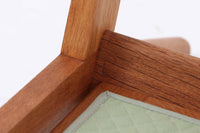 北欧家具を代表するソファ『GE290』です。現在リプロダクト品が販売されていますが、こちらは本物です。元々はベッド会社であるGETAmA社ならではのコイルスプリングが内包されたクッションの座り心地は、弾力があり心地良く、読書や映画などのリラックスタイムに最適です。立ち上がる際も適度なはね返りがあるので、動く時に億劫になる事はありません。Hans J.Wegnerならではの時代を超えた素晴らしいデザインです。横や背面から見るとまた違った表情を感じて頂けると思います。