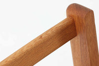 北欧家具を代表するソファ『GE290』です。現在リプロダクト品が販売されていますが、こちらは本物です。元々はベッド会社であるGETAmA社ならではのコイルスプリングが内包されたクッションの座り心地は、弾力があり心地良く、読書や映画などのリラックスタイムに最適です。立ち上がる際も適度なはね返りがあるので、動く時に億劫になる事はありません。Hans J.Wegnerならではの時代を超えた素晴らしいデザインです。横や背面から見るとまた違った表情を感じて頂けると思います。