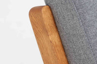 北欧家具を代表するソファ『GE290』です。現在リプロダクト品が販売されていますが、こちらは本物です。元々はベッド会社であるGETAmA社ならではのコイルスプリングが内包されたクッションの座り心地は、弾力があり心地良く、読書や映画などのリラックスタイムに最適です。立ち上がる際も適度なはね返りがあるので、動く時に億劫になる事はありません。Hans J.Wegnerならではの時代を超えた素晴らしいデザインです。横や背面から見るとまた違った表情を感じて頂けると思います。