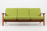 北欧家具を代表するソファ『GE290』です。現在リプロダクト品が販売されていますが、こちらは本物です。元々はベッド会社であるGETAmA社ならではのコイルスプリングが内包されたクッションの座り心地は、弾力があり心地良く、読書や映画などのリラックスタイムに最適です。立ち上がる際も適度なはね返りがあるので、動く時に億劫になる事はありません。Hans J.Wegnerならではの時代を超えた素晴らしいデザインです。横や背面から見るとまた違った表情を感じて頂けると思います。