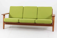 北欧家具を代表するソファ『GE290』です。現在リプロダクト品が販売されていますが、こちらは本物です。元々はベッド会社であるGETAmA社ならではのコイルスプリングが内包されたクッションの座り心地は、弾力があり心地良く、読書や映画などのリラックスタイムに最適です。立ち上がる際も適度なはね返りがあるので、動く時に億劫になる事はありません。Hans J.Wegnerならではの時代を超えた素晴らしいデザインです。横や背面から見るとまた違った表情を感じて頂けると思います。