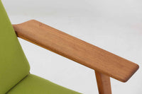 北欧家具を代表するソファ『GE290』です。現在リプロダクト品が販売されていますが、こちらは本物です。元々はベッド会社であるGETAmA社ならではのコイルスプリングが内包されたクッションの座り心地は、弾力があり心地良く、読書や映画などのリラックスタイムに最適です。立ち上がる際も適度なはね返りがあるので、動く時に億劫になる事はありません。Hans J.Wegnerならではの時代を超えた素晴らしいデザインです。横や背面から見るとまた違った表情を感じて頂けると思います。