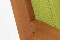 北欧家具を代表するソファ『GE290』です。現在リプロダクト品が販売されていますが、こちらは本物です。元々はベッド会社であるGETAmA社ならではのコイルスプリングが内包されたクッションの座り心地は、弾力があり心地良く、読書や映画などのリラックスタイムに最適です。立ち上がる際も適度なはね返りがあるので、動く時に億劫になる事はありません。Hans J.Wegnerならではの時代を超えた素晴らしいデザインです。横や背面から見るとまた違った表情を感じて頂けると思います。