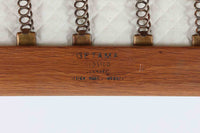 北欧家具を代表するソファ『GE290』です。現在リプロダクト品が販売されていますが、こちらは本物です。元々はベッド会社であるGETAmA社ならではのコイルスプリングが内包されたクッションの座り心地は、弾力があり心地良く、読書や映画などのリラックスタイムに最適です。立ち上がる際も適度なはね返りがあるので、動く時に億劫になる事はありません。Hans J.Wegnerならではの時代を超えた素晴らしいデザインです。横や背面から見るとまた違った表情を感じて頂けると思います。