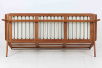 北欧家具を代表するソファ『GE290』です。現在リプロダクト品が販売されていますが、こちらは本物です。元々はベッド会社であるGETAmA社ならではのコイルスプリングが内包されたクッションの座り心地は、弾力があり心地良く、読書や映画などのリラックスタイムに最適です。立ち上がる際も適度なはね返りがあるので、動く時に億劫になる事はありません。Hans J.Wegnerならではの時代を超えた素晴らしいデザインです。横や背面から見るとまた違った表情を感じて頂けると思います。