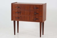 デンマークより買い付けた3段チェストです。小ぶりで可愛らしく、グリップ感の良い取手が使用されています。本体には良質なチーク材が使用されており、シンプルで使い勝手の良いサイズ感です。