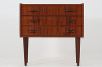 デンマークより買い付けた3段チェストです。小ぶりで可愛らしく、グリップ感の良い取手が使用されています。本体には良質なチーク材が使用されており、シンプルで使い勝手の良いサイズ感です。