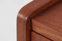 デンマークより買い付けた3段チェストです。小ぶりで可愛らしく、グリップ感の良い取手が使用されています。本体には良質なチーク材が使用されており、シンプルで使い勝手の良いサイズ感です。