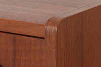 デンマークより買い付けた3段チェストです。小ぶりで可愛らしく、グリップ感の良い取手が使用されています。本体には良質なチーク材が使用されており、シンプルで使い勝手の良いサイズ感です。