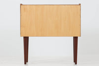 デンマークより買い付けた3段チェストです。小ぶりで可愛らしく、グリップ感の良い取手が使用されています。本体には良質なチーク材が使用されており、シンプルで使い勝手の良いサイズ感です。