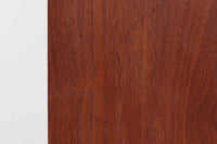 デンマークのデザイナーJohannes Sorthによるシェルフで、Nexø møbelfabrik社で製造されたヴィンテージアイテムです。高品質なチーク材を使用し、木目が美しく、温かみのある仕上がりです。シンプルで洗練されたこのシェルフは、どんな空間にもエレガントな印象を与えます。北欧デザインの魅力を感じさせる一品です。