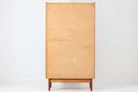 デンマークのデザイナーJohannes Sorthによるシェルフで、Nexø møbelfabrik社で製造されたヴィンテージアイテムです。高品質なチーク材を使用し、木目が美しく、温かみのある仕上がりです。シンプルで洗練されたこのシェルフは、どんな空間にもエレガントな印象を与えます。北欧デザインの魅力を感じさせる一品です。