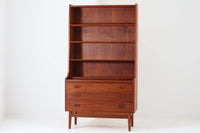 デンマークのデザイナーJohannes Sorthによるシェルフで、Nexø møbelfabrik社で製造されたヴィンテージアイテムです。高品質なチーク材を使用し、木目が美しく、温かみのある仕上がりです。シンプルで洗練されたこのシェルフは、どんな空間にもエレガントな印象を与えます。北欧デザインの魅力を感じさせる一品です。