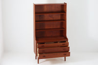 デンマークのデザイナーJohannes Sorthによるシェルフで、Nexø møbelfabrik社で製造されたヴィンテージアイテムです。高品質なチーク材を使用し、木目が美しく、温かみのある仕上がりです。シンプルで洗練されたこのシェルフは、どんな空間にもエレガントな印象を与えます。北欧デザインの魅力を感じさせる一品です。