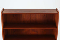 デンマークのデザイナーJohannes Sorthによるシェルフで、Nexø møbelfabrik社で製造されたヴィンテージアイテムです。高品質なチーク材を使用し、木目が美しく、温かみのある仕上がりです。シンプルで洗練されたこのシェルフは、どんな空間にもエレガントな印象を与えます。北欧デザインの魅力を感じさせる一品です。