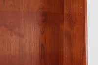 デンマークのデザイナーJohannes Sorthによるシェルフで、Nexø møbelfabrik社で製造されたヴィンテージアイテムです。高品質なチーク材を使用し、木目が美しく、温かみのある仕上がりです。シンプルで洗練されたこのシェルフは、どんな空間にもエレガントな印象を与えます。北欧デザインの魅力を感じさせる一品です。