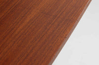 デンマークのデザイナーJohannes Sorthによるシェルフで、Nexø møbelfabrik社で製造されたヴィンテージアイテムです。高品質なチーク材を使用し、木目が美しく、温かみのある仕上がりです。シンプルで洗練されたこのシェルフは、どんな空間にもエレガントな印象を与えます。北欧デザインの魅力を感じさせる一品です。