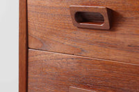 デンマークのデザイナーJohannes Sorthによるシェルフで、Nexø møbelfabrik社で製造されたヴィンテージアイテムです。高品質なチーク材を使用し、木目が美しく、温かみのある仕上がりです。シンプルで洗練されたこのシェルフは、どんな空間にもエレガントな印象を与えます。北欧デザインの魅力を感じさせる一品です。