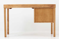 北欧より買い付けた、POLEXIm社製のデスクです。書類の収納や仕分けに特化しており、用途に応じて仕切りを取り外すことが可能です。良質なオーク材が使用されています。