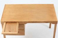 北欧より買い付けた、POLEXIm社製のデスクです。書類の収納や仕分けに特化しており、用途に応じて仕切りを取り外すことが可能です。良質なオーク材が使用されています。