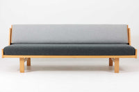 北欧より買い付けたGETAmA社製デイベッドです。 学生寮の為にデザインされた物で、無駄な装飾を省いたフレキシブルなソファです。 名前の通り、背もたれを上げるとベッドになります。 GETAmA社は元々ベッドメーカーの為、寝心地も良好です。