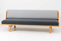 北欧より買い付けたGETAmA社製デイベッドです。 学生寮の為にデザインされた物で、無駄な装飾を省いたフレキシブルなソファです。 名前の通り、背もたれを上げるとベッドになります。 GETAmA社は元々ベッドメーカーの為、寝心地も良好です。