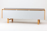 北欧より買い付けたGETAmA社製デイベッドです。 学生寮の為にデザインされた物で、無駄な装飾を省いたフレキシブルなソファです。 名前の通り、背もたれを上げるとベッドになります。 GETAmA社は元々ベッドメーカーの為、寝心地も良好です。