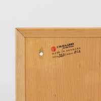 C.M. Madsens Mobelfabrikが製造した北欧ビンテージのブックシェルフです。ビーチ材ならではの明るくやさしい木肌が空間を軽やかに演出し、シンプルで飽きのこないデザインはさまざまなインテリアに自然と溶け込みます。本や雑誌はもちろん、オブジェや雑貨、ファイル類まで効率よく整理・収納が可能。オープンタイプのためディスプレイ棚としても使いやすく、北欧家具らしい機能美と実用性、経年とともに深まる味わいを楽しめる一台です。