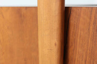 「カイ・クリスチャンセン」デザインのデスクです。大きめの広々とした天板は、とても使い勝手が良さそうです。前面の引き出しはKai Kristiansenならではの取手がデザインポイントになっております。背面にも収納部があり、お部屋の真ん中に置いてもご使用いただけます。ウォールナット材が使用された希少価値の高い商品です。