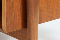 「カイ・クリスチャンセン」デザインのデスクです。大きめの広々とした天板は、とても使い勝手が良さそうです。前面の引き出しはKai Kristiansenならではの取手がデザインポイントになっております。背面にも収納部があり、お部屋の真ん中に置いてもご使用いただけます。ウォールナット材が使用された希少価値の高い商品です。