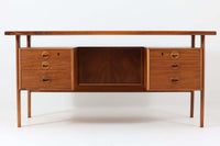 「カイ・クリスチャンセン」デザインのデスクです。大きめの広々とした天板は、とても使い勝手が良さそうです。前面の引き出しはKai Kristiansenならではの取手がデザインポイントになっております。背面にも収納部があり、お部屋の真ん中に置いてもご使用いただけます。ウォールナット材が使用された希少価値の高い商品です。