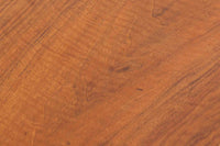 「カイ・クリスチャンセン」デザインのデスクです。大きめの広々とした天板は、とても使い勝手が良さそうです。前面の引き出しはKai Kristiansenならではの取手がデザインポイントになっております。背面にも収納部があり、お部屋の真ん中に置いてもご使用いただけます。ウォールナット材が使用された希少価値の高い商品です。