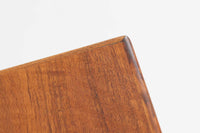 「カイ・クリスチャンセン」デザインのデスクです。大きめの広々とした天板は、とても使い勝手が良さそうです。前面の引き出しはKai Kristiansenならではの取手がデザインポイントになっております。背面にも収納部があり、お部屋の真ん中に置いてもご使用いただけます。ウォールナット材が使用された希少価値の高い商品です。