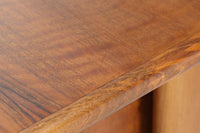 「カイ・クリスチャンセン」デザインのデスクです。大きめの広々とした天板は、とても使い勝手が良さそうです。前面の引き出しはKai Kristiansenならではの取手がデザインポイントになっております。背面にも収納部があり、お部屋の真ん中に置いてもご使用いただけます。ウォールナット材が使用された希少価値の高い商品です。