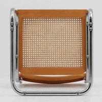 Marcel Breuerによる名作「Cesca Chair」です。ビーチ材のフレームにラタン張りの背もたれと座面を組み合わせ、軽やかな印象と快適な座り心地を実現しています。スチールパイプによるキャンティレバー構造が特徴で、浮遊感のある美しいフォルムはモダンデザインの象徴として高く評価されています。異素材が調和した洗練された佇まいはダイニングや書斎、店舗空間にもおすすめです。長年愛され続けるデザインとビンテージならではの風合いをお楽しみいただける一脚です。こちらのCesca Chairは、リプロダクト(復刻版)品となります。多くのリプロダクトが市場に出回っており、北欧地域でも使用されていることが確認されています。また、本チェアはデンマークディーラーより買い付けた品物になりますが、生産国、製造メーカーについては不明です。