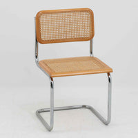 Marcel Breuerによる名作「Cesca Chair」です。ビーチ材のフレームにラタン張りの背もたれと座面を組み合わせ、軽やかな印象と快適な座り心地を実現しています。スチールパイプによるキャンティレバー構造が特徴で、浮遊感のある美しいフォルムはモダンデザインの象徴として高く評価されています。異素材が調和した洗練された佇まいはダイニングや書斎、店舗空間にもおすすめです。長年愛され続けるデザインとビンテージならではの風合いをお楽しみいただける一脚です。こちらのCesca Chairは、リプロダクト(復刻版)品となります。多くのリプロダクトが市場に出回っており、北欧地域でも使用されていることが確認されています。また、本チェアはデンマークディーラーより買い付けた品物になりますが、生産国、製造メーカーについては不明です。