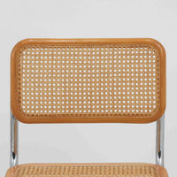 Marcel Breuerによる名作「Cesca Chair」です。ビーチ材のフレームにラタン張りの背もたれと座面を組み合わせ、軽やかな印象と快適な座り心地を実現しています。スチールパイプによるキャンティレバー構造が特徴で、浮遊感のある美しいフォルムはモダンデザインの象徴として高く評価されています。異素材が調和した洗練された佇まいはダイニングや書斎、店舗空間にもおすすめです。長年愛され続けるデザインとビンテージならではの風合いをお楽しみいただける一脚です。こちらのCesca Chairは、リプロダクト(復刻版)品となります。多くのリプロダクトが市場に出回っており、北欧地域でも使用されていることが確認されています。また、本チェアはデンマークディーラーより買い付けた品物になりますが、生産国、製造メーカーについては不明です。