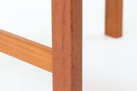 スモールチェストです。小ぶりで丁度良い深さの引き出しを2杯備えています。チーク材が削り出された、グリップ感の良い取手がデザインポイントです。また、脚は本体の両端に取り付けられており、非常にすっきりとした印象を与えてくれます。