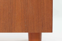 シンプルなデザインのSejling Skabe社製の4段チェストです。本体には良質なチーク材が使用されています。