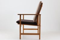 日本でも人気が高いボーエ・モーエンセンによる、"model 2259"です。シンプルなデザインと強度と快適性を両立させた、軽量な四角形のフレームが特徴的です。良質なオーク材が使用されています。