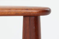 こちらはチェアで、Poul m. Voltherによるデザインです。背もたれのデザインが特徴的であり、アームと脚の繋ぎ目も独特です。希少な北欧ビンテージ家具の一つです。