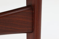 こちらはチェアで、Poul m. Voltherによるデザインです。背もたれのデザインが特徴的であり、アームと脚の繋ぎ目も独特です。希少な北欧ビンテージ家具の一つです。