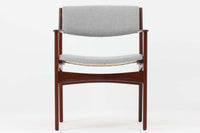 こちらはチェアで、Poul m. Voltherによるデザインです。背もたれのデザインが特徴的であり、アームと脚の繋ぎ目も独特です。希少な北欧ビンテージ家具の一つです。