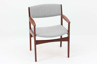 こちらはチェアで、Poul m. Voltherによるデザインです。背もたれのデザインが特徴的であり、アームと脚の繋ぎ目も独特です。希少な北欧ビンテージ家具の一つです。