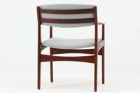 こちらはチェアで、Poul m. Voltherによるデザインです。背もたれのデザインが特徴的であり、アームと脚の繋ぎ目も独特です。希少な北欧ビンテージ家具の一つです。