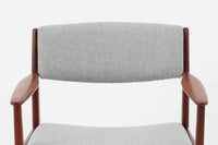 こちらはチェアで、Poul m. Voltherによるデザインです。背もたれのデザインが特徴的であり、アームと脚の繋ぎ目も独特です。希少な北欧ビンテージ家具の一つです。