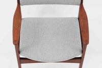 こちらはチェアで、Poul m. Voltherによるデザインです。背もたれのデザインが特徴的であり、アームと脚の繋ぎ目も独特です。希少な北欧ビンテージ家具の一つです。