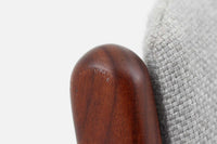 こちらはチェアで、Poul m. Voltherによるデザインです。背もたれのデザインが特徴的であり、アームと脚の繋ぎ目も独特です。希少な北欧ビンテージ家具の一つです。