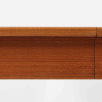 CJ Rosengaarden社によるエクステンションダイニングテーブルは、長方形の本体に両側バタフライ式の半円天板と中央拡張板2枚を備え、最大で8人がゆったりと囲める広さに対応します。温かみのあるチーク材と美しい木目、滑らかな金属レールによる開閉構造が魅力で、シーンに応じて柔軟に使える北欧ビンテージ家具の実用的な一台です。